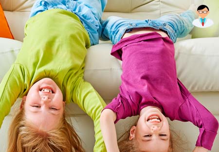 Дети висят вниз головой